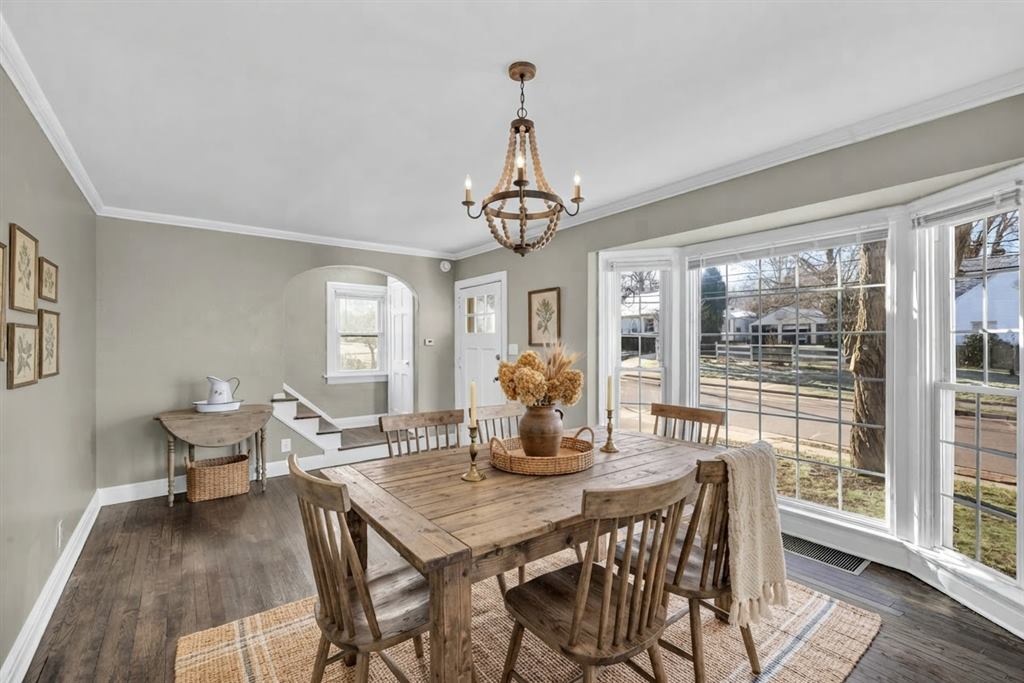 Farmhouse dining room staged by StageOnce